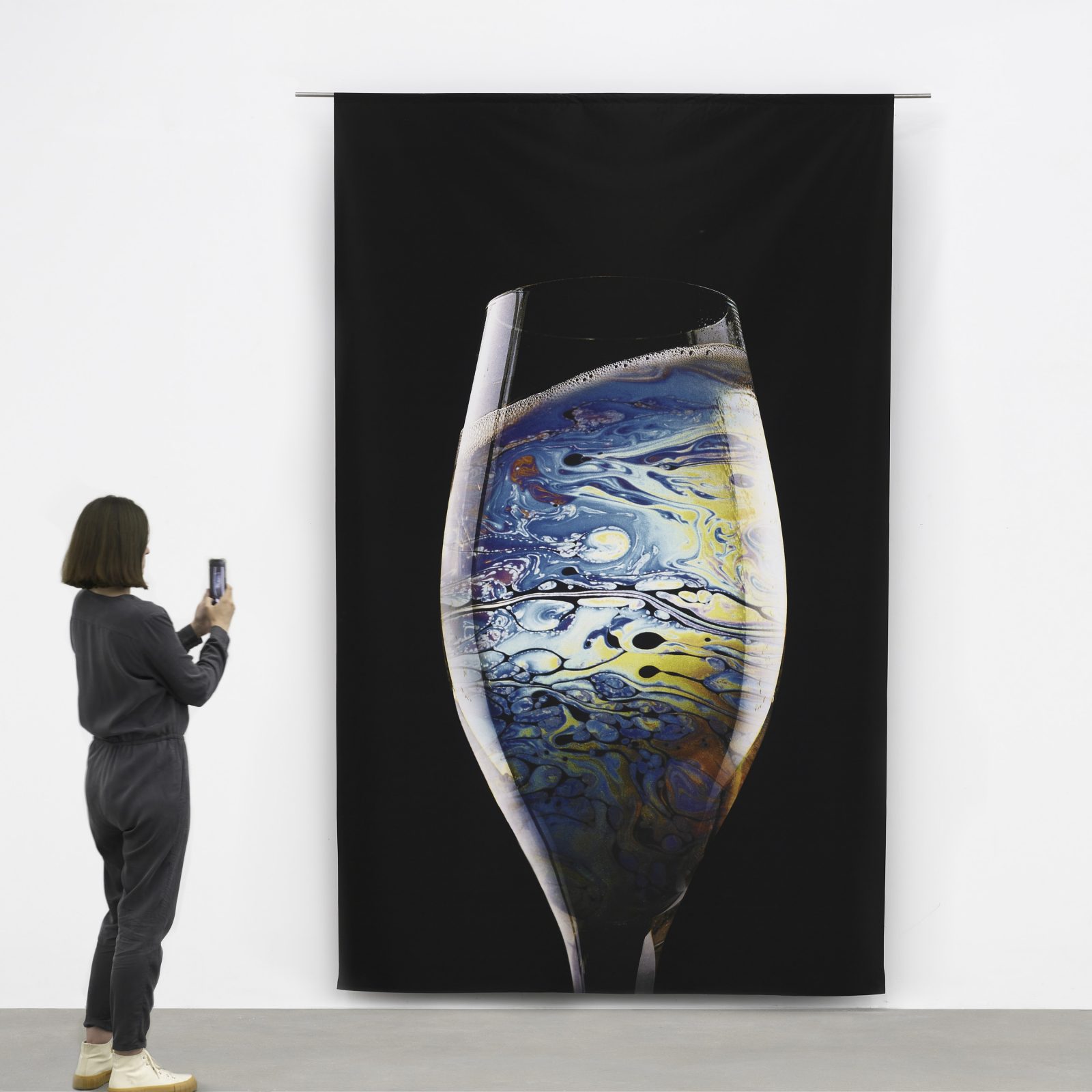 Agnieszka Polska, Glass of Petrol, 2016, druk na tkaninie, 187 × 300 cm
