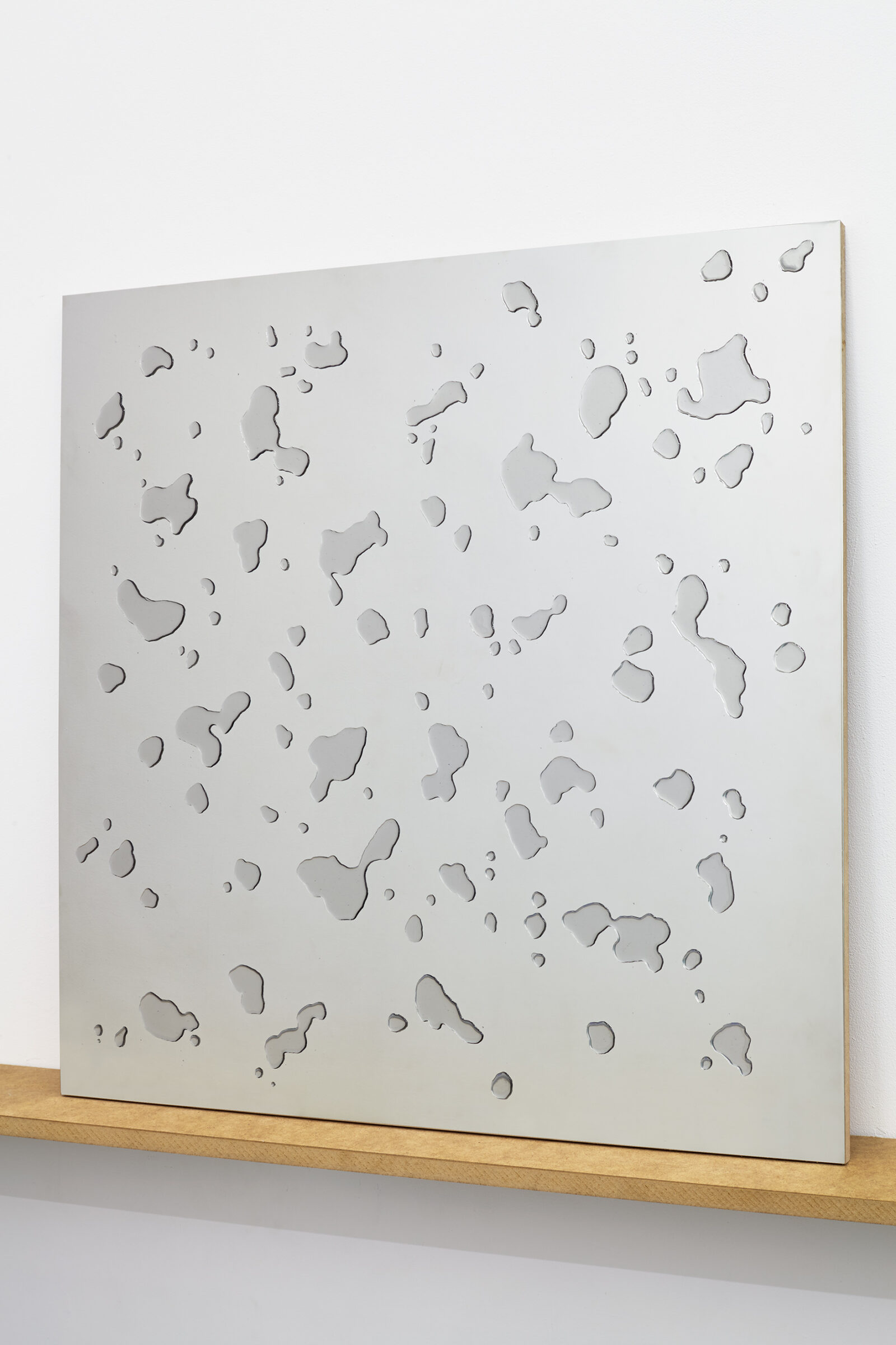Katarzyna Przezwańska
Untitled
2015
stainless steel, glaze varnish, MDF
72 × 72 cm