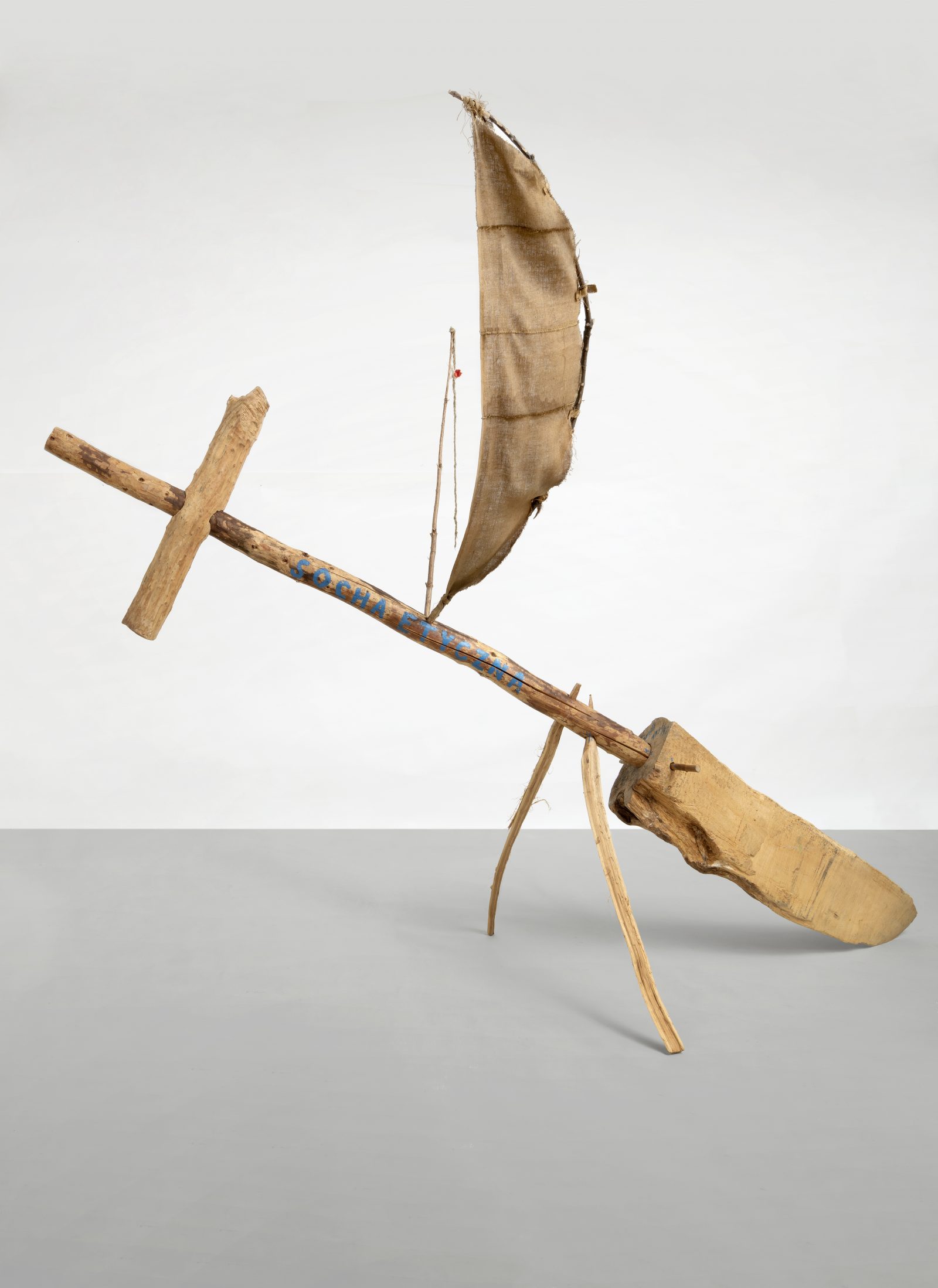 Jerzy Bereś, Ethical Sokha, 1991-1992
wood, rope, fabric, acrylic
300 × 190 × 390 cm