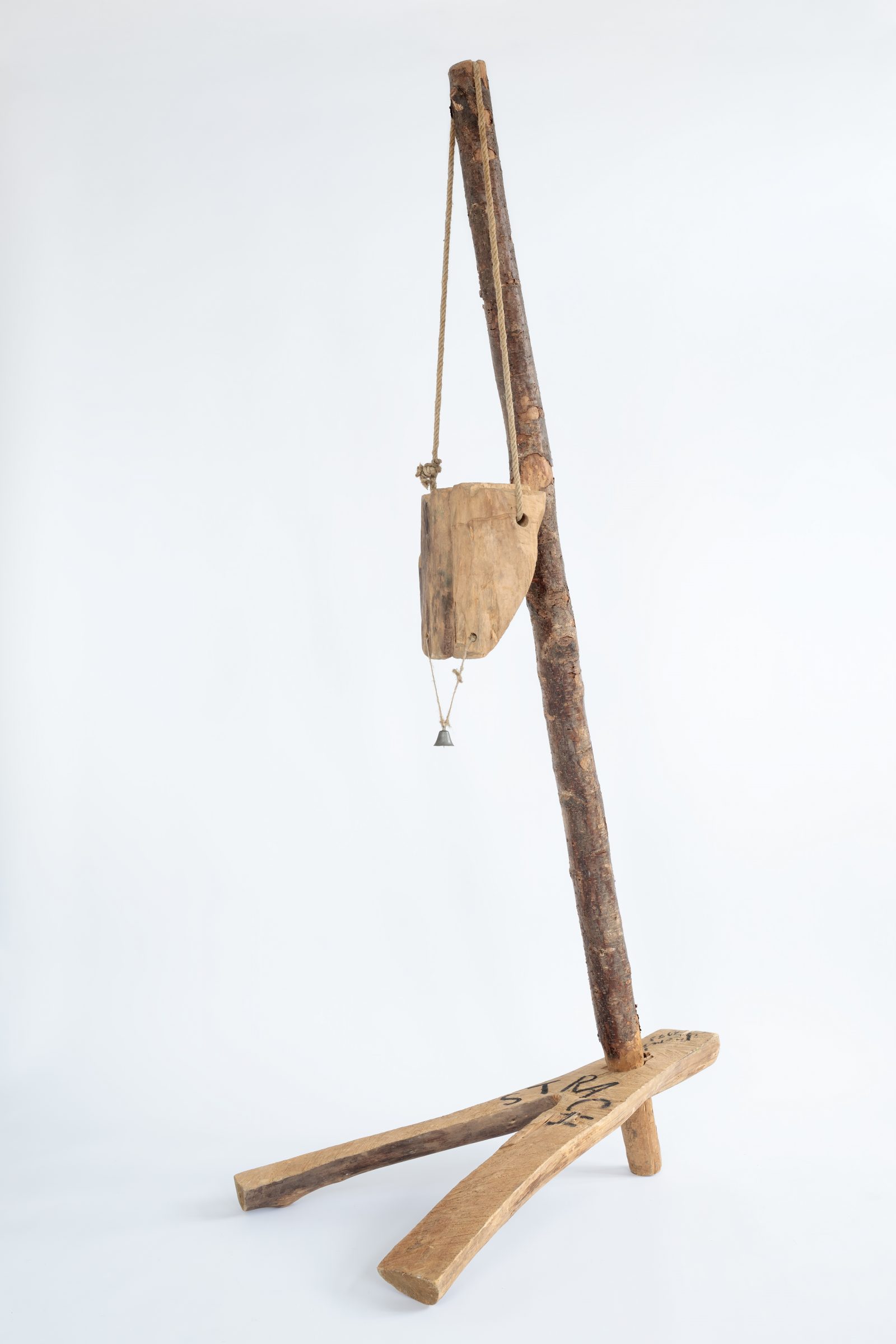 Fear (Strach), 1973
wood, hemp rope, bell, acrylic
216 × 104 × 66 cm